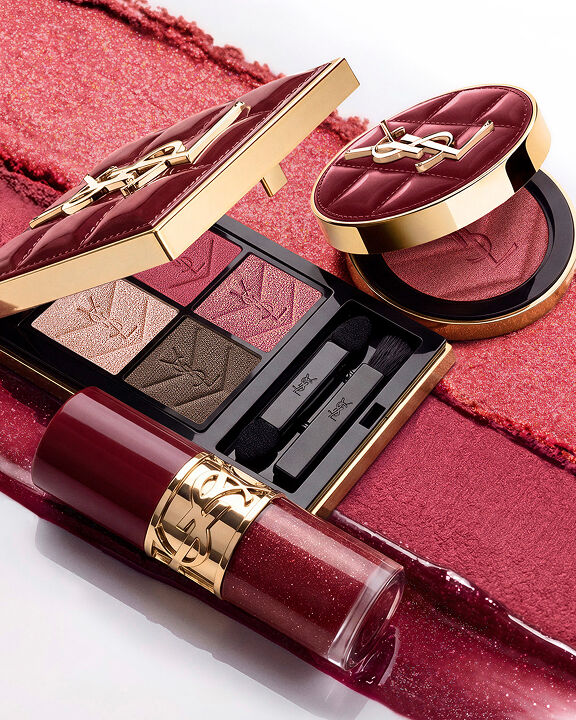 Duo maquillage fêtes YSL sur textures lie-de-vin avec palette et gloss