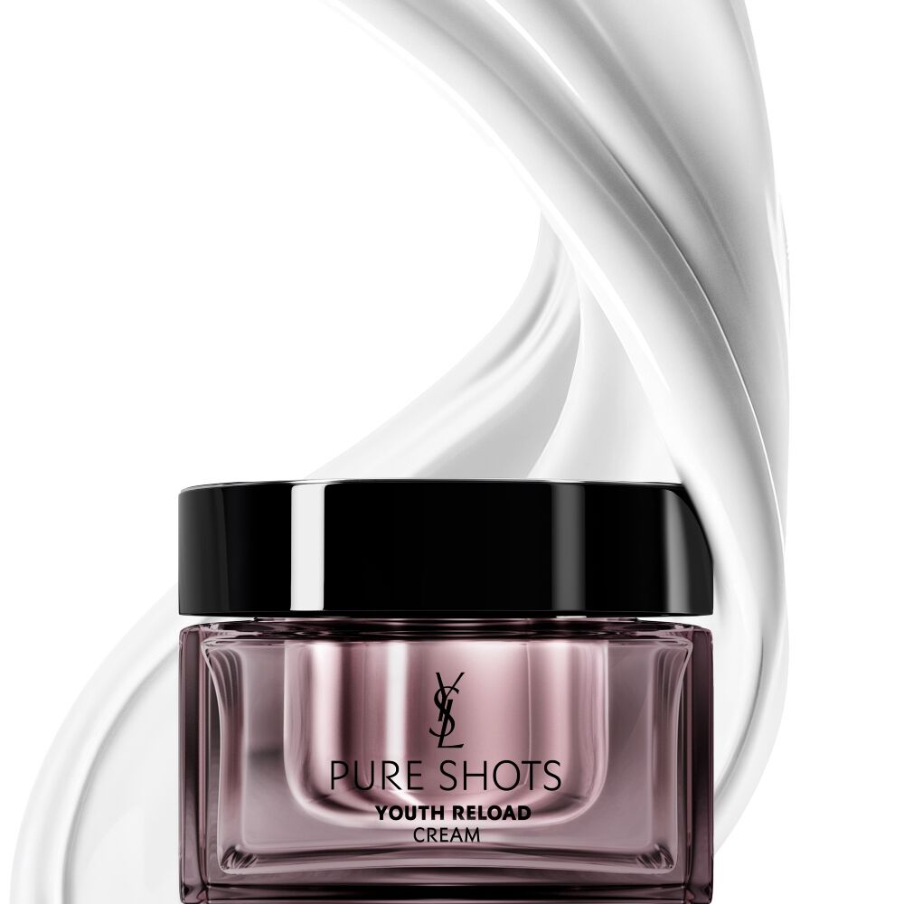 Pot de crème YSL Beauty Pure Shots Youth Reload, entouré par un tourbillon dynamique de sa texture luxueuse.