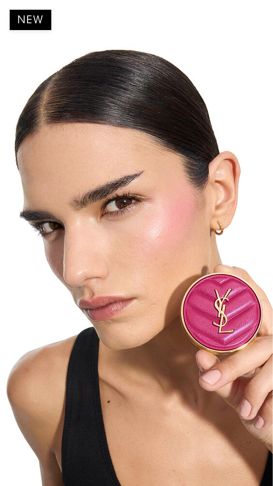 Iman, peau mate, tenant le blush poudre fuchsia YSL Make Me Blush teinte 66.