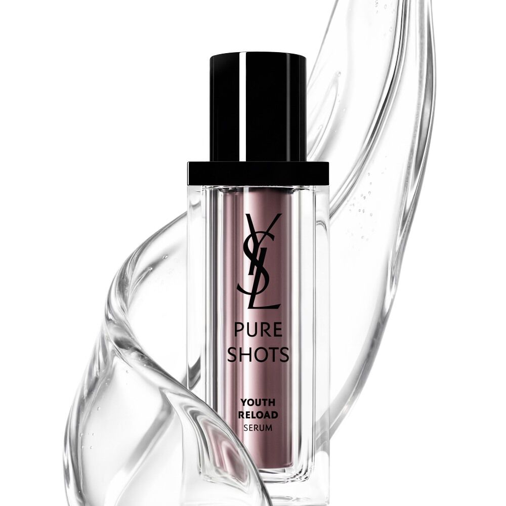 Flacon du Pure Shots Youth Reload Serum de YSL Beauty, entouré d’une onde dynamique et claire de sa texture luxueuse.