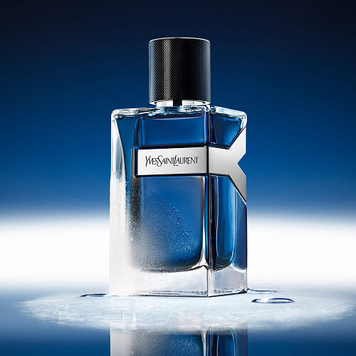 Flacon de 100 ml de YSL Y Eau de Toilette Intense Iced Cologne, givré et couvert de gouttelettes d'eau, reflétant une ambiance bleu glacier.