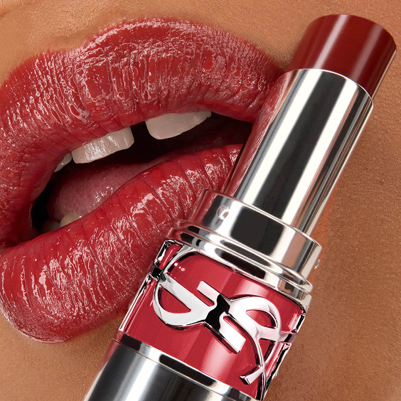 Gros plan sur les lèvres de Mawena portant le rouge à lèvres YSL LOVESHINE en teinte 219 Berry Crush, avec le tube du rouge à lèvres au premier plan.
