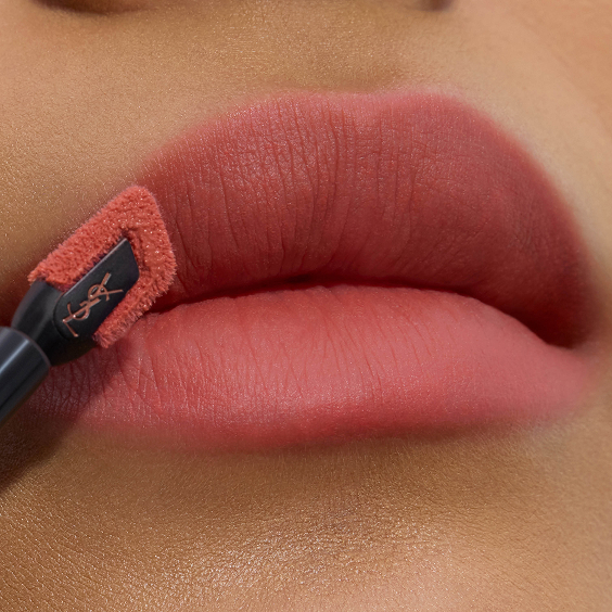 Gros plan sur des lèvres d’un rose poudré mat, ourlées avec précision par l’applicateur plat et biseauté du stain à lèvres YSL.