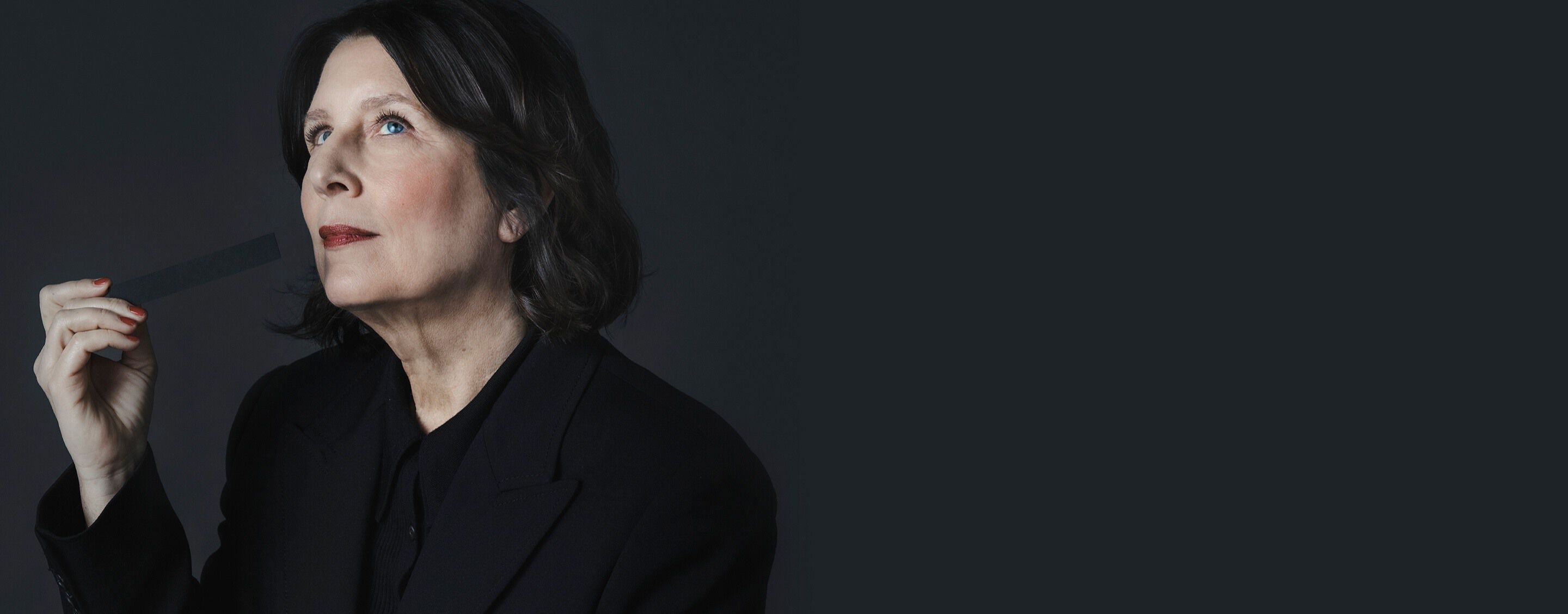 La maître parfumeuse Daniela Andrier
tenant une touche à sentir, créatrice de la
signature radicale YSL CŒUR.