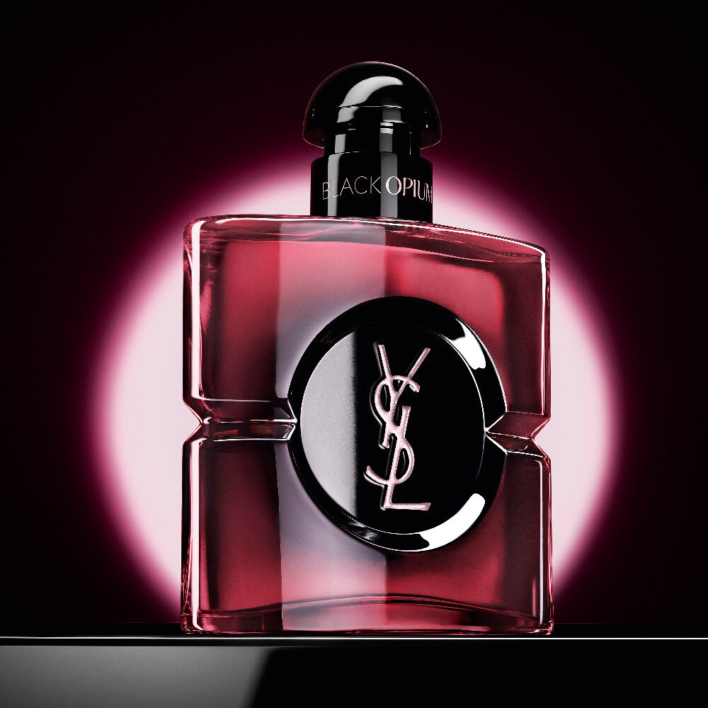 Flacon
                Black Opium Eau de Parfum Pink Glaze mis en avant par un halo rose circulaire sur un
                fond sombre.