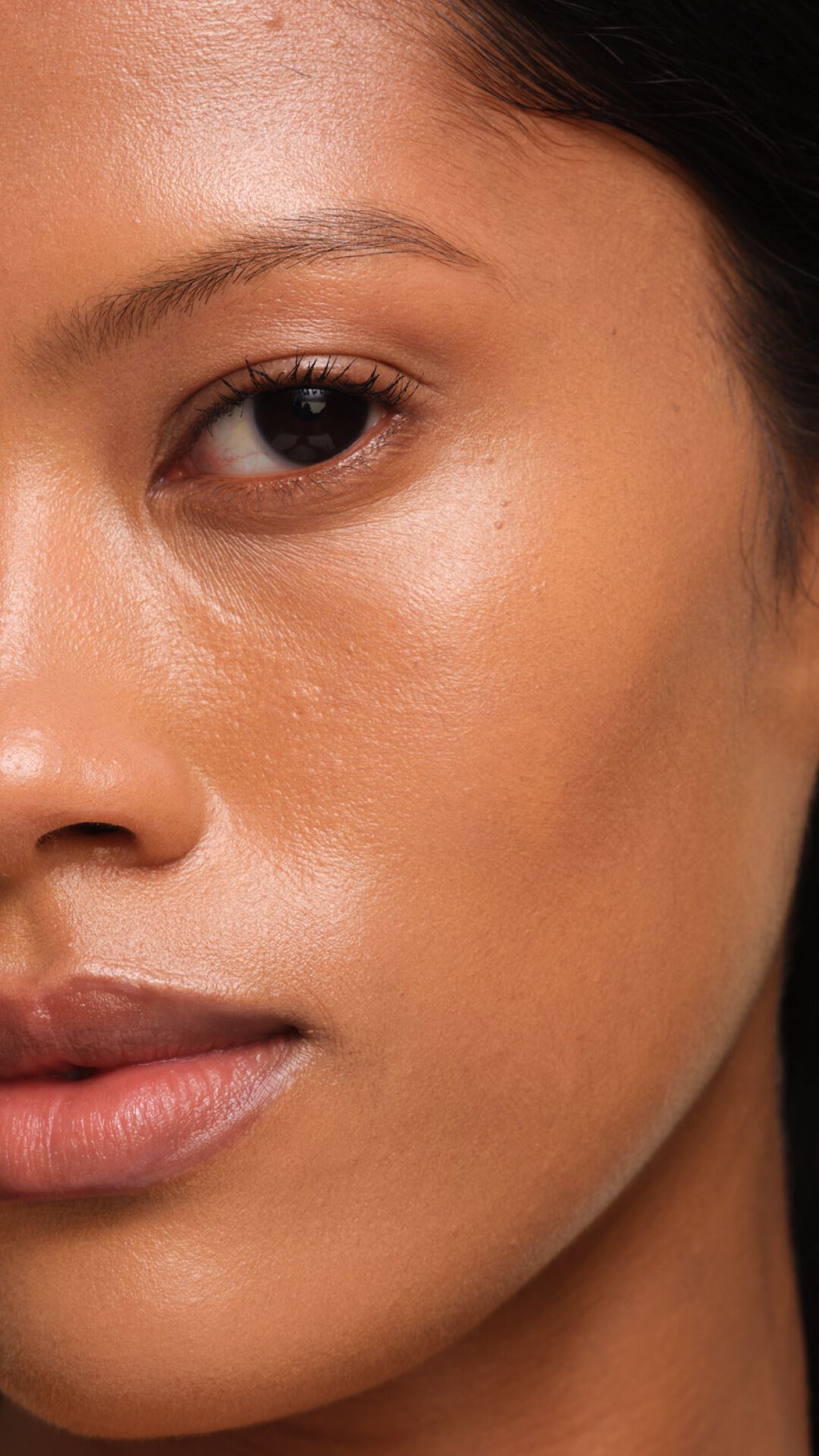 Éclat lumineux sur peau moyenne avec YSL SKIN AFFAIR FOUNDATION. Gros plan de la finition radieuse et respirante effet seconde peau.