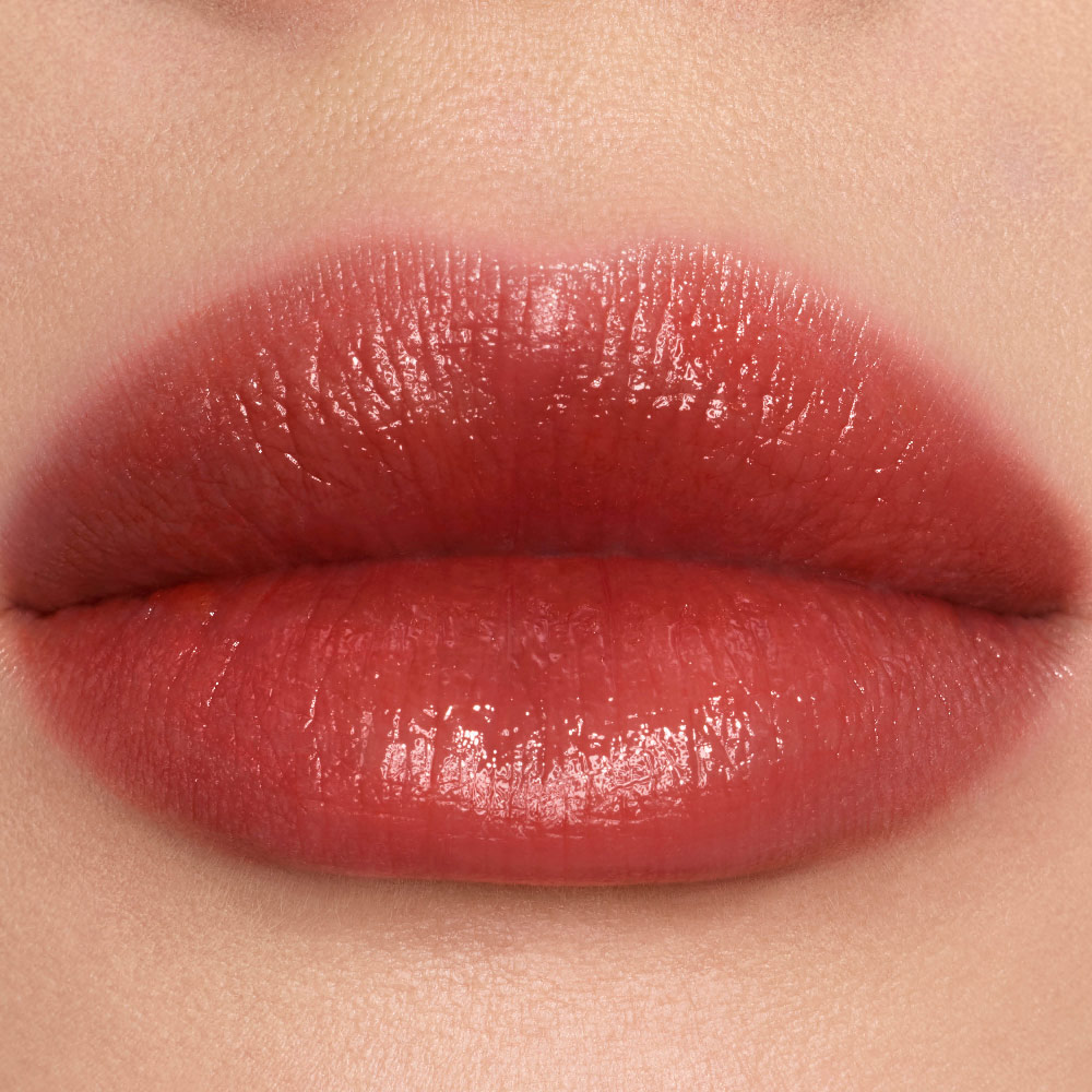 Gros plans sur des essais de teintes pour les taches de couleur vinyl-brillant YSL, dans la nuance #446 Spiced Secret.