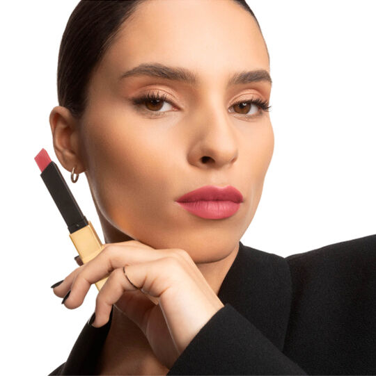  Deux mains présentent des rouges à lèvres YSL carrés, l’un ouvert, l’autre fermé.