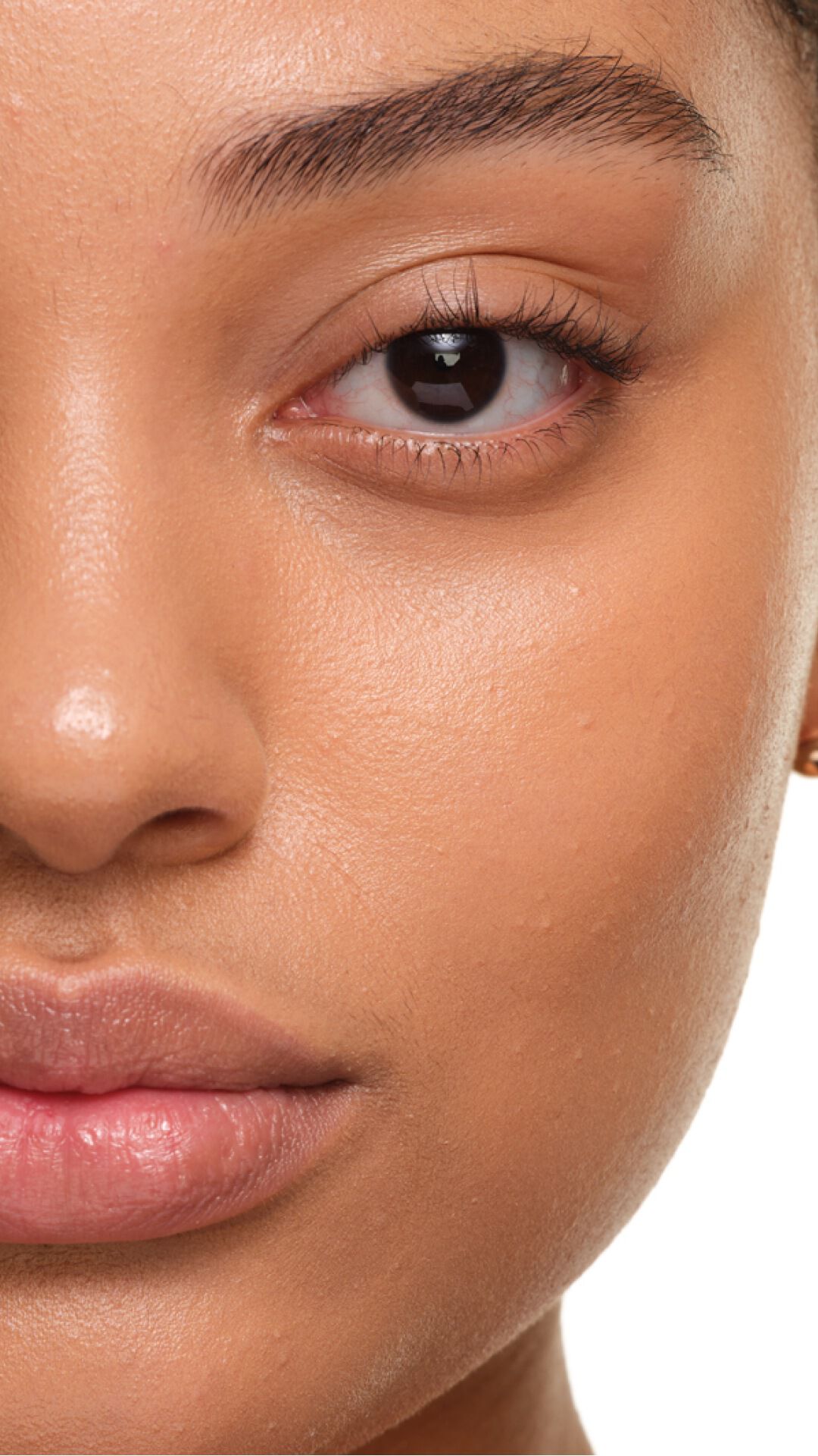 Éclat lumineux sur peau claire avec YSL SKIN AFFAIR FOUNDATION. Zoom extrême sur une texture impeccable et sans pores.