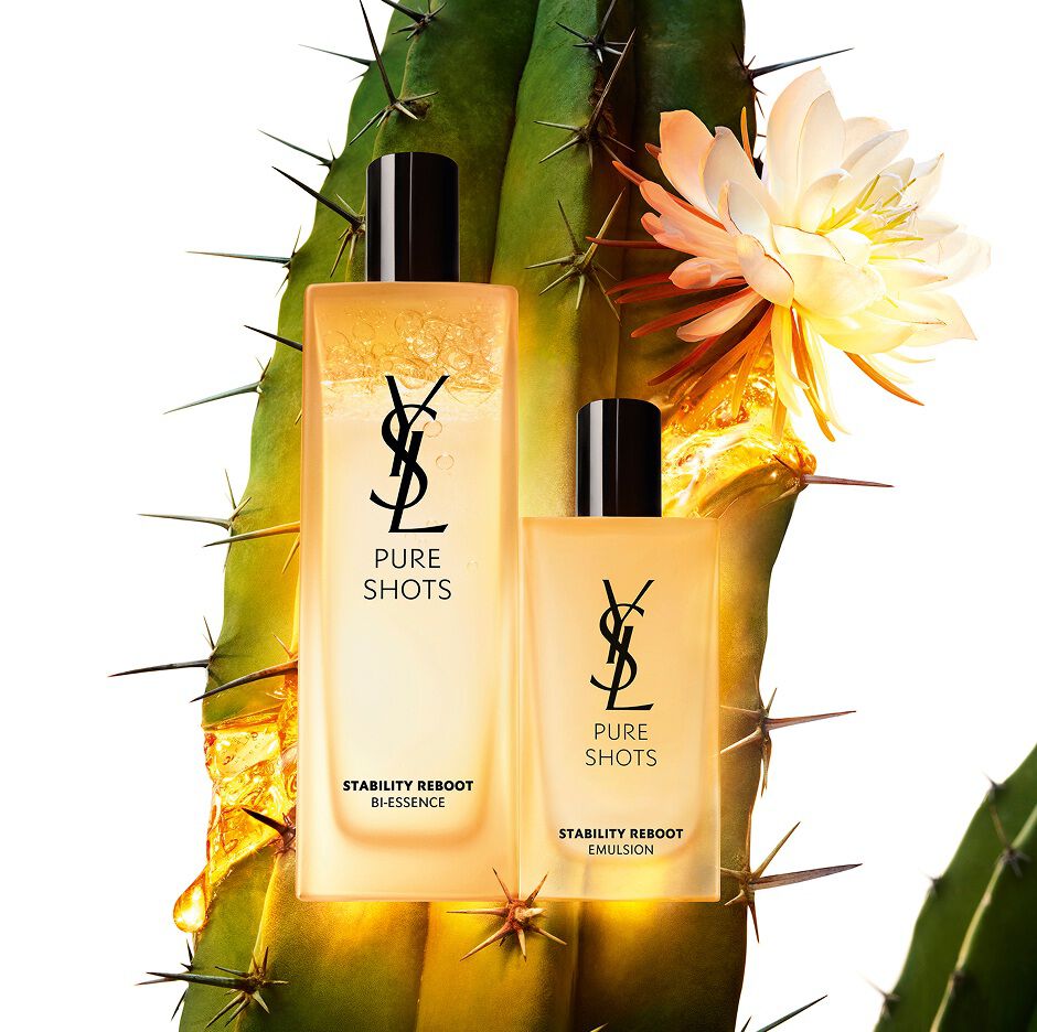 Produits YSL Pure Shots Stability Reboot Bi-Essence et Stability Reboot Emulsion devant un cactus moonlight en fleur