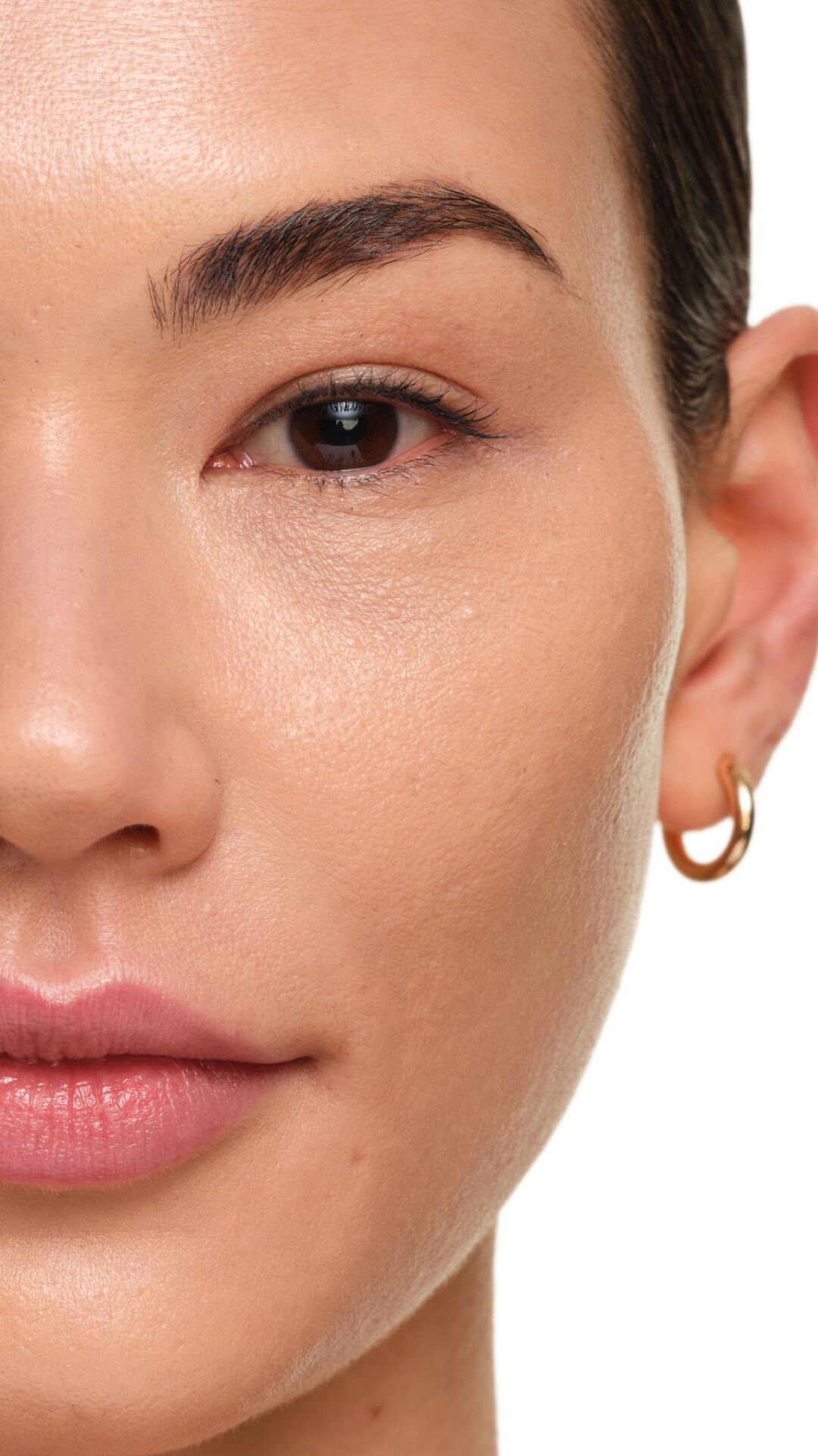 Zoom extrême sur la peau montrant la finition éclatante de YSL SKIN AFFAIR SOFT GLOW FOUNDATION. Peau lisse, lumineuse et sans pores.