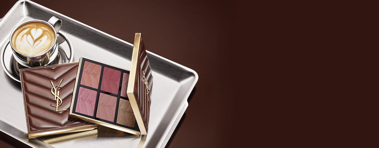 Collection maquillage latte YSL Fall Drop avec Loveshine Lip Oil, Face Palette et Make Me Blush, et une tasse de café sur un plateau argenté