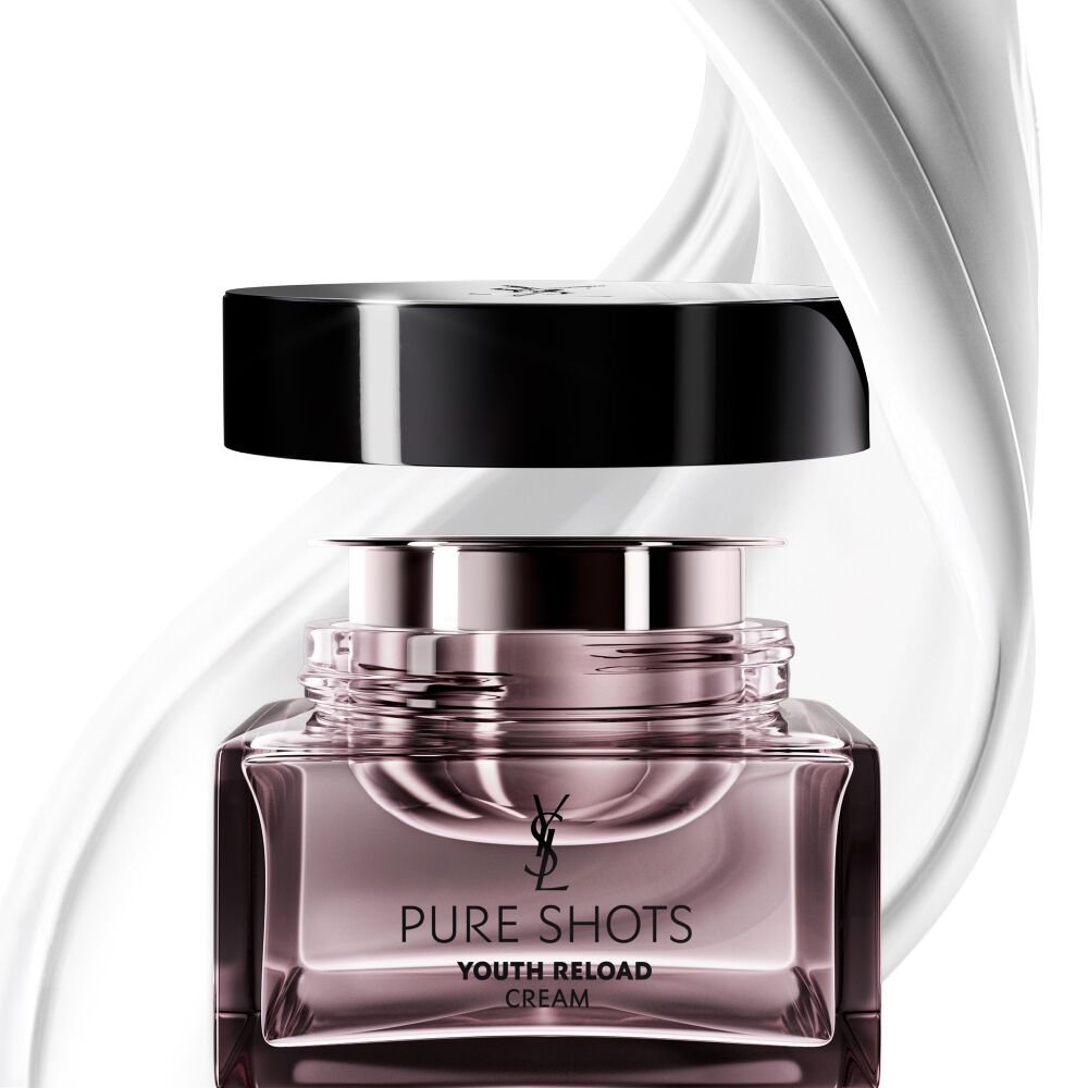 Pot de crème YSL Beauty Pure Shots Youth Reload et sa recharge durable, entourés par un tourbillon dynamique de sa texture luxueuse.
