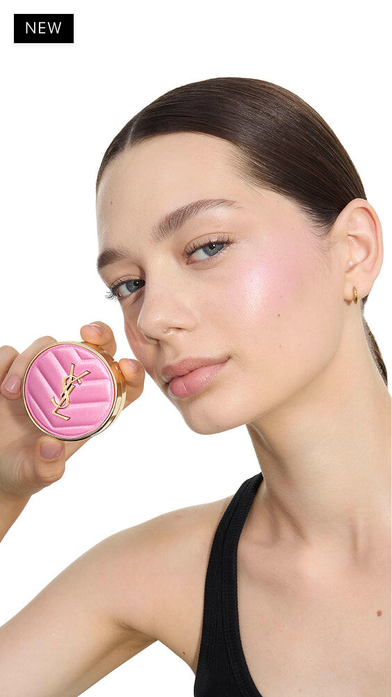 Oksana, peau claire, tenant le blush poudre rose YSL Make Me Blush teinte 10.