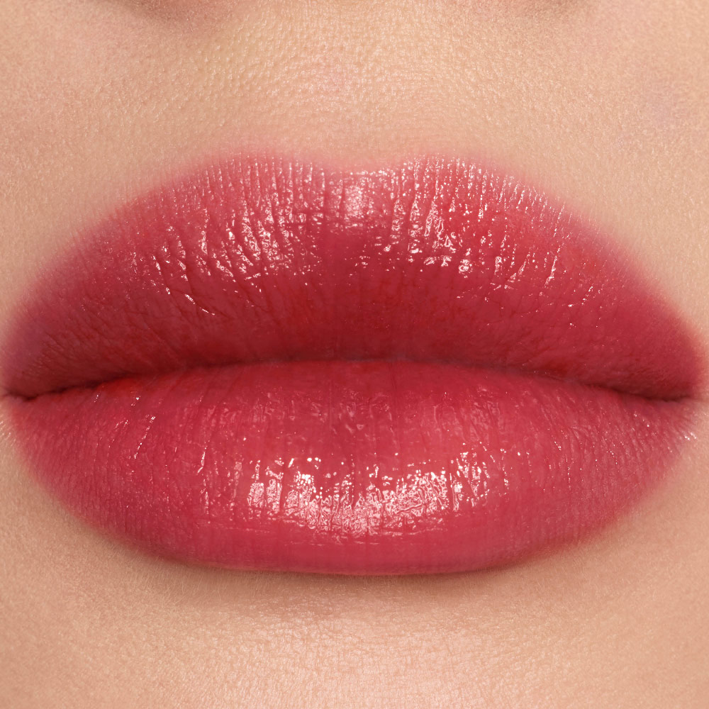 Gros plans sur des essais de teintes pour les taches de couleur vinyl-lustre YSL, nuance #445 Ring Me Pink.
